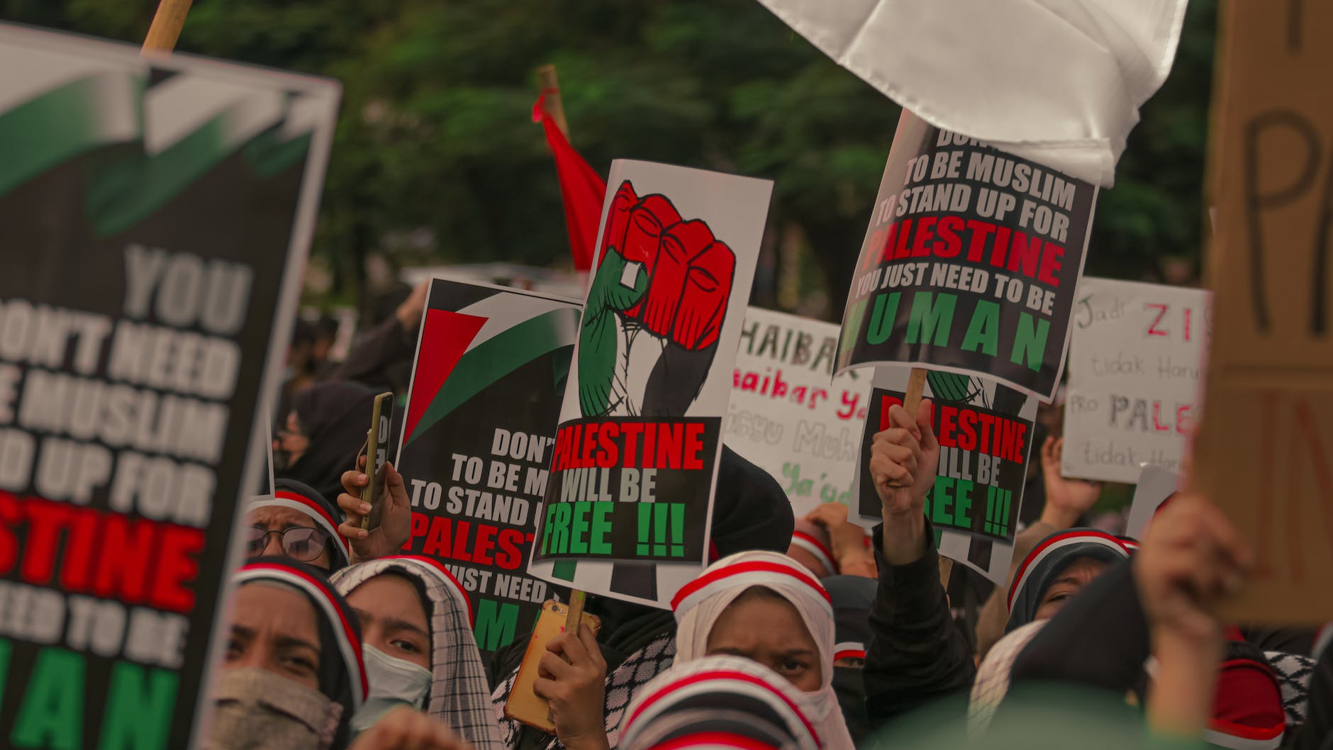 The Politics of Sharia Law: Islamist Activists and the State in Democratizing Indonesia